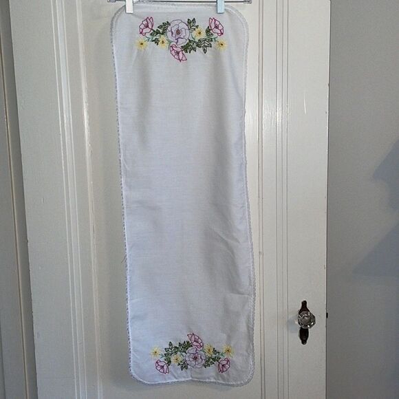 Vtg white table runner with lace trim and floral embroidery - Picture 4 of 4
